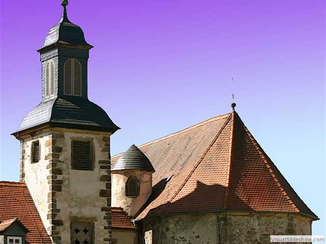 Glockenturm und Kirche